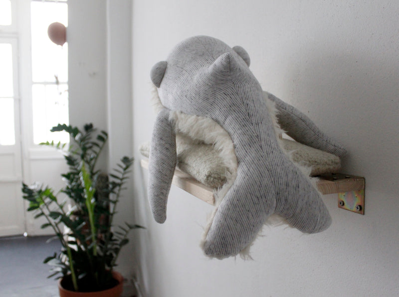 Kleiner Wal "Small GrandPa" von BigStuffed auf Regalbrett von hinten