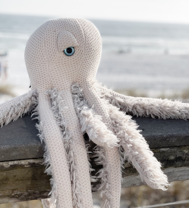 Kleiner Octopus "Mama" von BigStuffed mit Meer im Hintergrund