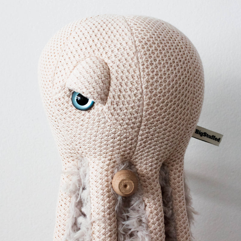 Nahaufnahme Kopf Kleiner Octopus "Mama" von BigStuffed