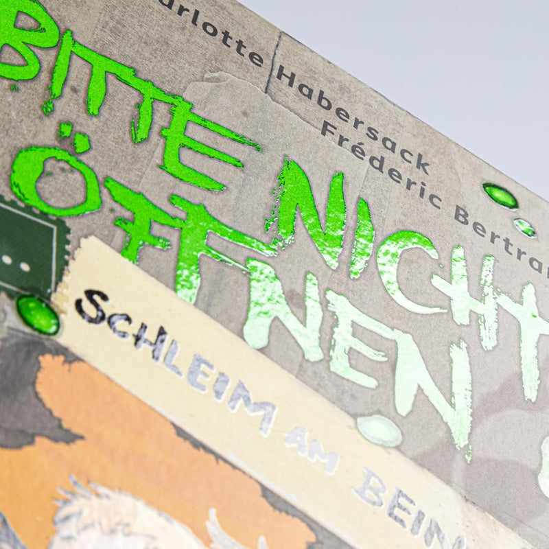 Bitte nicht öffnen, sonst … Schleim am Bein! von Charlotte Habersack und Fréderic Bertrand_Carlsen Verlag_Coverdetail