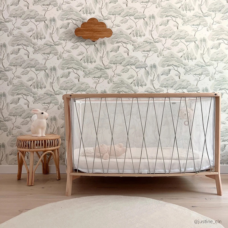 In Kinderzimmer stehendes Babybett KIMI von Charlie Crane mit moosgrünen Schnüren
