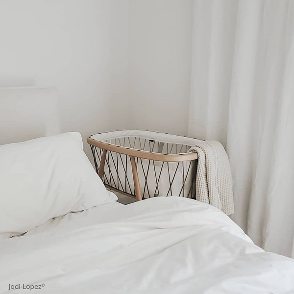 Babywiege KUMI von Charlie Crane mit schwarz-weißen Schnüren in Schlafzimmer