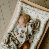Baby in Charlie Crane Babywippe LEVO im Mimosa Design