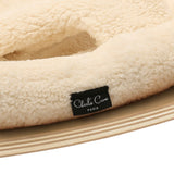 Detailansicht Label von Babywippe LEVO von Charlie Crane mit Fell Bezug "Fur Milk"