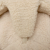 Detailansicht Gurt von Babywippe LEVO von Charlie Crane mit Fell Bezug "Fur Milk"