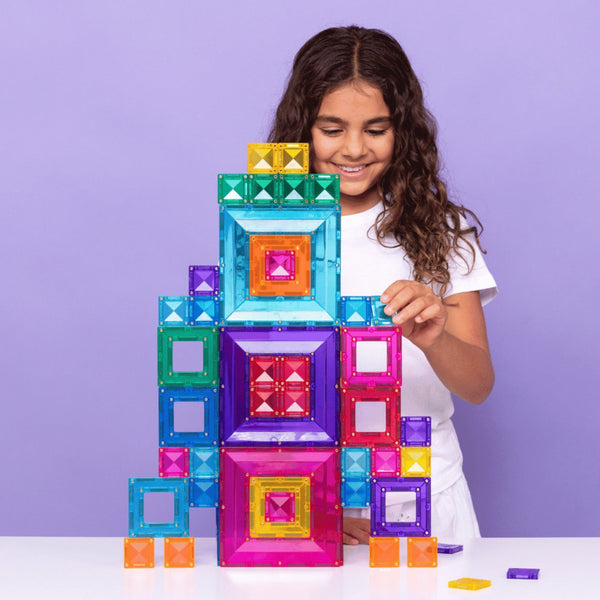 Kind baut mit Connetix Bright Portal Set