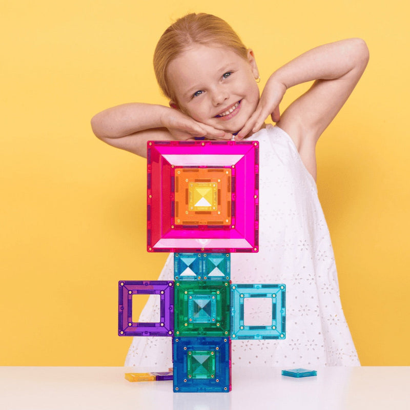 Kind mit Konstruktion aus Connetix Bright Portal Serie