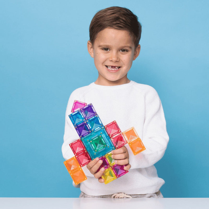 Kind mit Rakete aus Connetix Bright Portal Serie