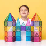 Junge hat Schloss aus Connetix Glitter Castle Pack gebaut
