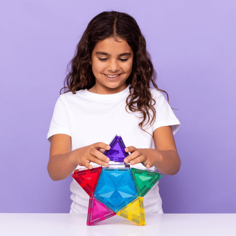 Kind baut etwas mit Connetix Light Start Pack