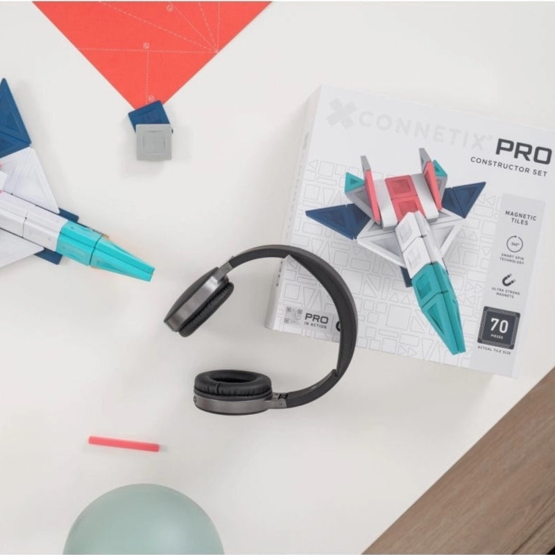 Connetix Pro Constructor Set auf Schreibtisch