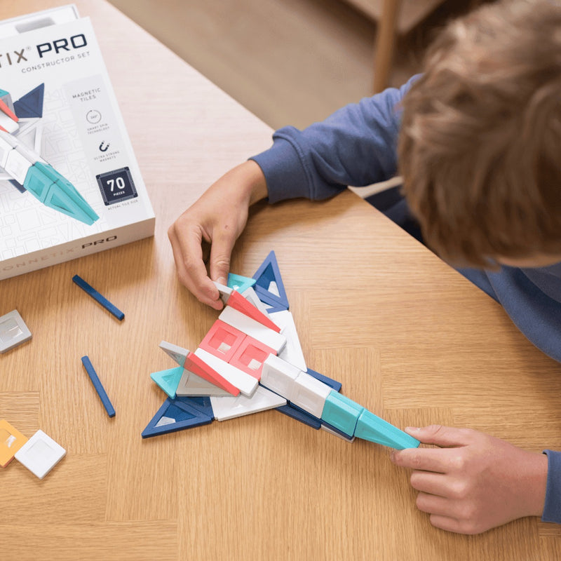 Kind baut Flugzeut mit Connetix Pro Constructor Set