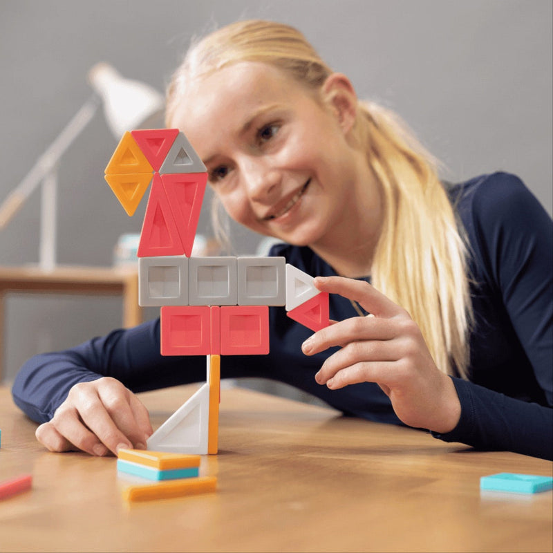 Kind baut Tier mit Connetix Pro Constructor Set