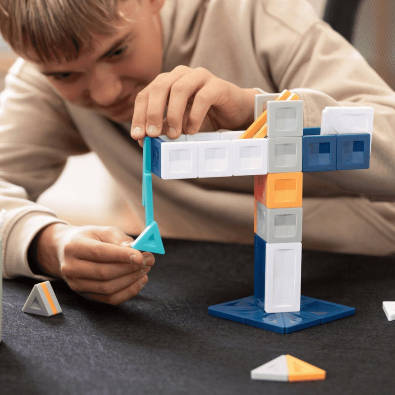 Kind baut Kran mit Connetix Pro Constructor Set