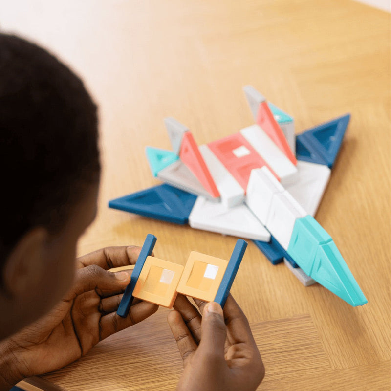 Kind baut Flugzeug mit Connetix Pro Constructor Set
