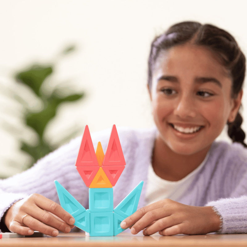 Kind baut Blume mit Connetix Pro Constructor Set