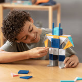 Kind baut Roboter mit Connetix Pro Constructor Set