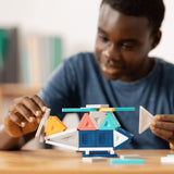 Kind baut Konstruktion mit Connetix Pro Constructor Set