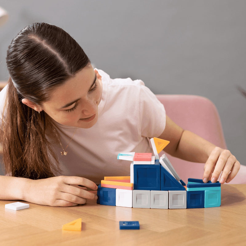 Kind am Bauen mit Connetix Pro Constructor Set