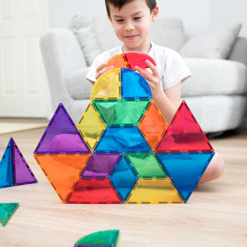 Kind baut mit Connetix Magnetbausteine Rainbow Shape Expansion Pack