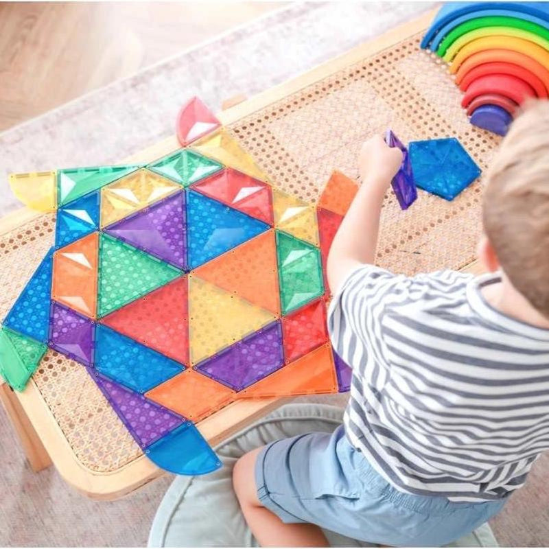 Kind spielt mit Connetix Magnetbausteine Rainbow Shape Expansion Pack