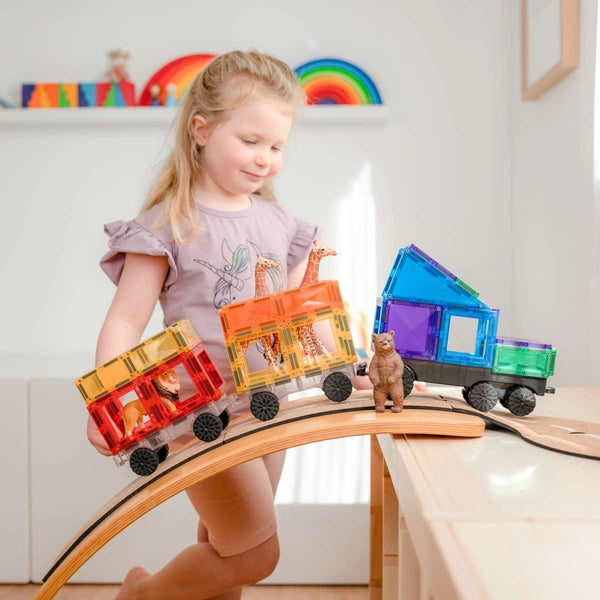 Kind spielt mit Connetix Magnetbausteine Rainbow Transport Pack 50 Teile