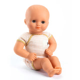 Puppe Baby Praline der POMEA-Kollektion von Djeco im Body