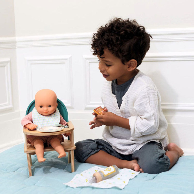 Kind spielt mit 7-teiliges Puppen Mahlzeit-Set von Djeco