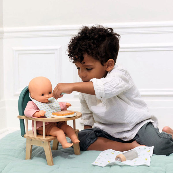 Kind füttert Puppe mit 7-teiliges Puppen Mahlzeit-Set von Djeco