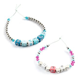 Schmuck basteln_Silberne Buchstaben von Djeco_Beispiele