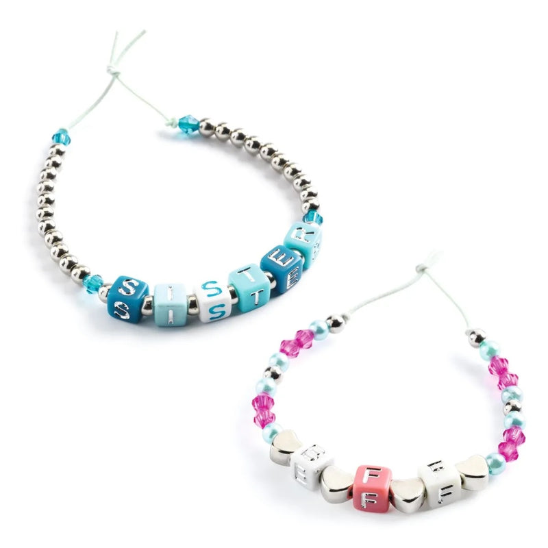 Schmuck basteln_Silberne Buchstaben von Djeco_Beispiele