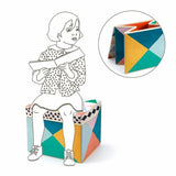 Kind sitzt auf Aufbewahrungsbox Geometrie von Djeco