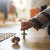 Kind mit Holzkreisel aus Grapat Adventskalender 2024