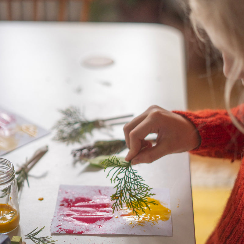 Kind am Malen mit Inhalt von Grapat Adventskalender 2024