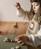Kind spielt mit Inhalt von Grapat Adventskalender 2025