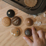 Kinder am Plätchen-Backen mit Inhalt von Grapat Adventskalender 2025
