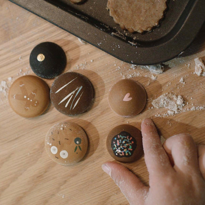 Kinder am Plätchen-Backen mit Inhalt von Grapat Adventskalender 2025