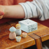 Spielszene mit Figuren und kleinen Spielteilen aus dem Grapat Adventskalender 2026