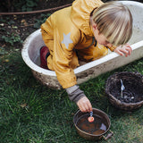Freies Spielen im Garten mit kleinen Spielteilen aus dem Grapat Adventskalender 2026