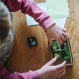 Kleine Holzfiguren und Spielwelt aus dem Grapat Adventskalender 2026 auf der Fensterbank