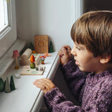 Kleine Holzfigur mit Stoffdetail aus dem Grapat Adventskalender 2026