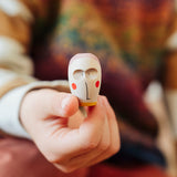 Detail einer handbemalten Holzfigur aus dem Grapat Adventskalender 2026