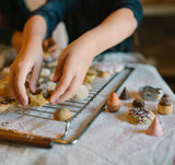 Kind am Backen mit Bakes Holz-Backwaren von Grapat