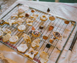 Kekse sowie Bakes Holz-Backwaren von Grapat auf Kuchenrost