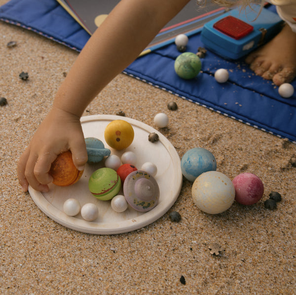 Kind am Spielen mit Planetenset Dear Universe von Grapat