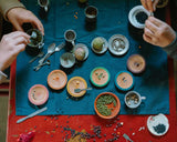 Kinder spielen an Tisch mit handbemalten Holztellern Dishes von Grapat