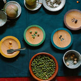 Handbemalte Holzteller Dishes von Grapat auf Tisch stehend