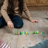 Kind spielt auf Boden mit Forest Tree Holzbäumen von Grapat