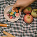 Handbemalte Holzfrüchte "Fruits" von Grapat auf Picknickdecke