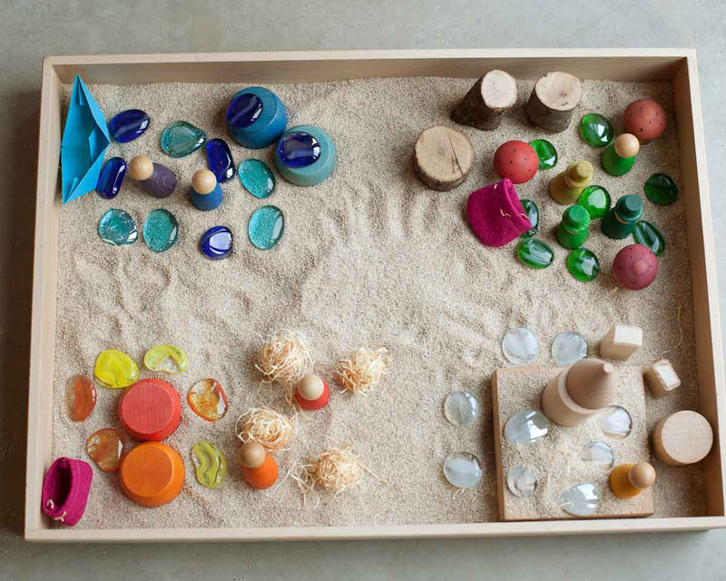 Holzbox zum Spielen von Grapat mit Spielzeug und Sand